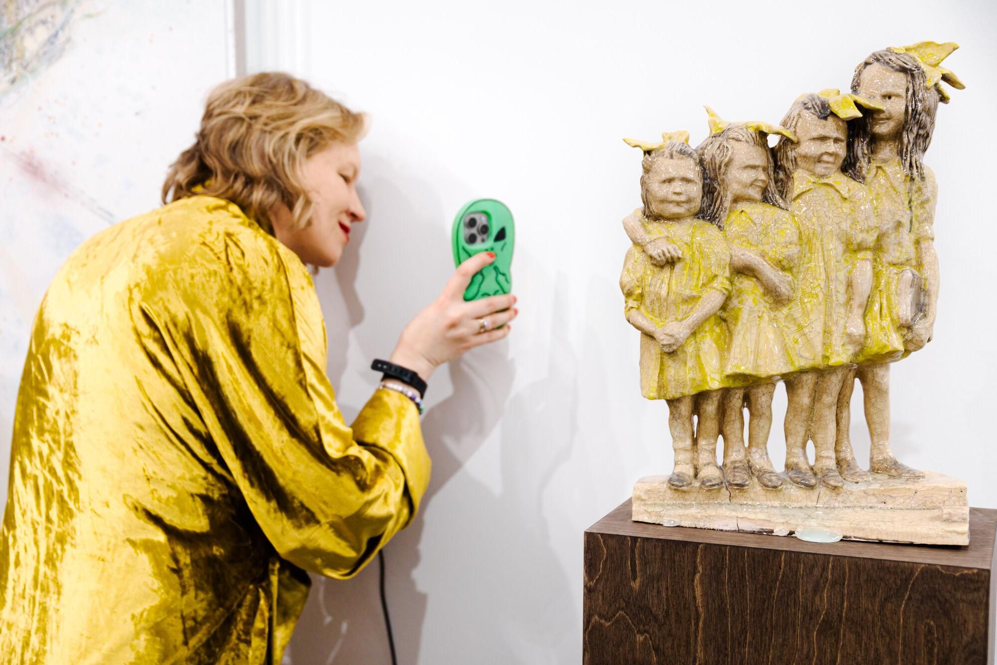 Una mujer fotografía una obra en la feria ARCO Madrid 2025, en IFEMA Madrid, a 5 de marzo de 2025, en Madrid (España). Este año se celebra la 44ª edición con el Amazonas como proyecto central. El programa comisariado por Denilson Baniwa y María Wills, en colaboración con el Institute for Postnatural Studies, Wametisé: ideas para un amazofuturismo, reflexiona sobre nuevos modos de creación que representan existencias híbridas entre cuerpos humanos, vegetales, físicos y metafísicos. 05 MARZO 2025;ARCO;ARTE;CULTURA Carlos Luján / Europa Press 05/03/2025. Carlos Luján;