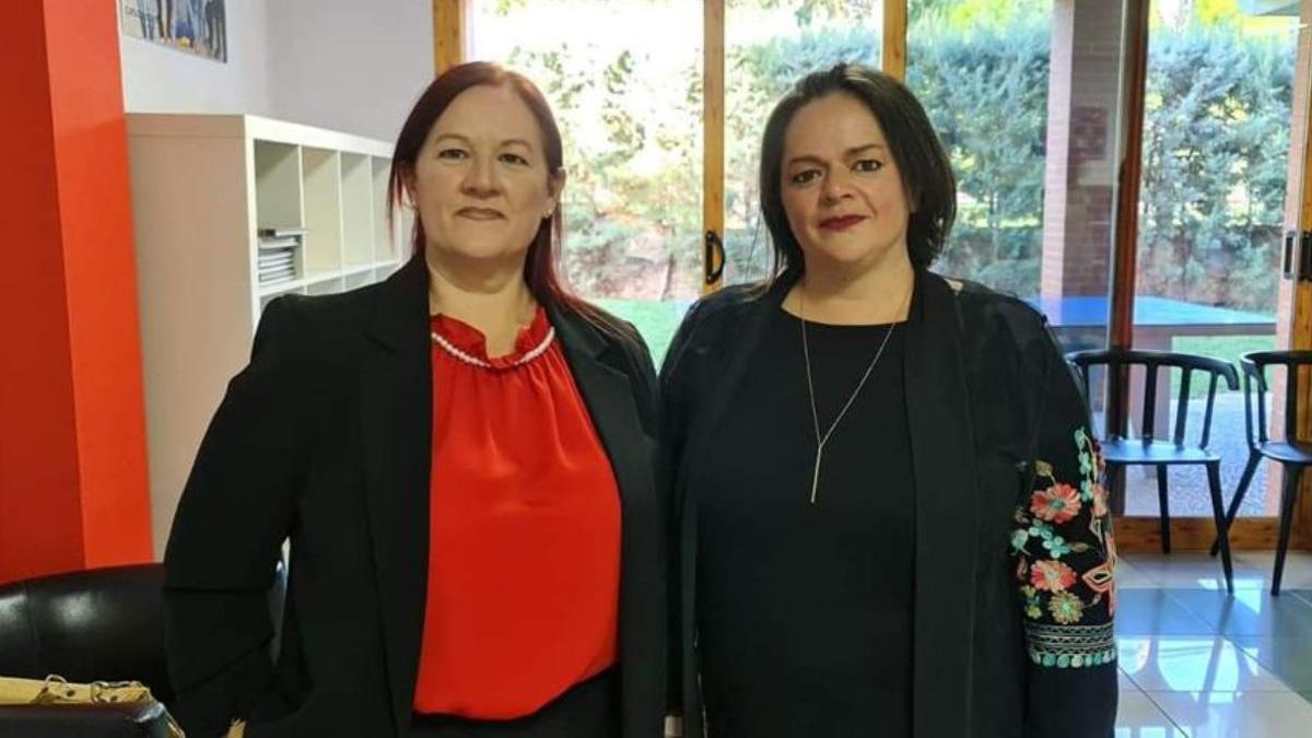 Las hermanas Sonia (izq.) y Ana Isabel Fernández, afectadas de raquitismo hereditario.
