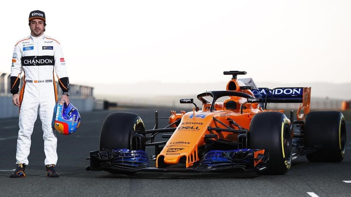 Fernando Alonso posa, orgulloso, junto a su nuevo McLaren-Renault MCL33.