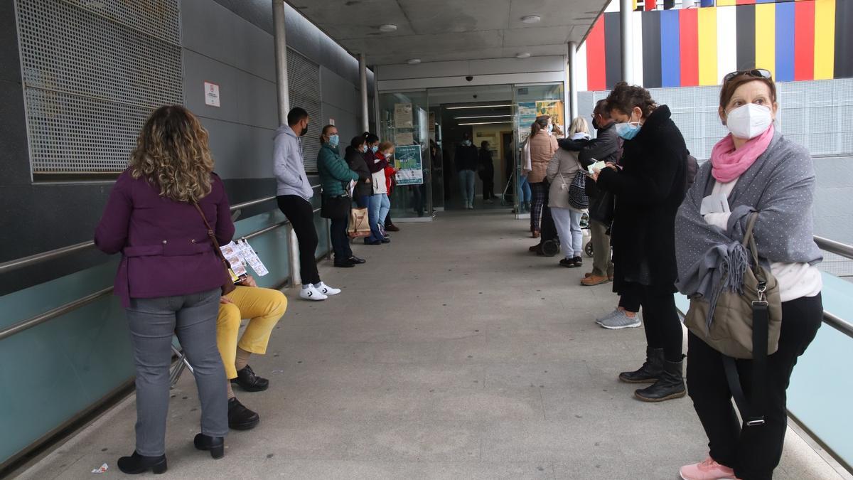 Colas a la entrada del centro de salud del Sector Sur.