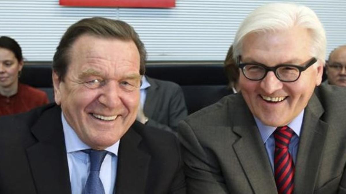 Schröder ( a la izquierda) con el portavoz del SPD, Frank Walter Steinmeier.