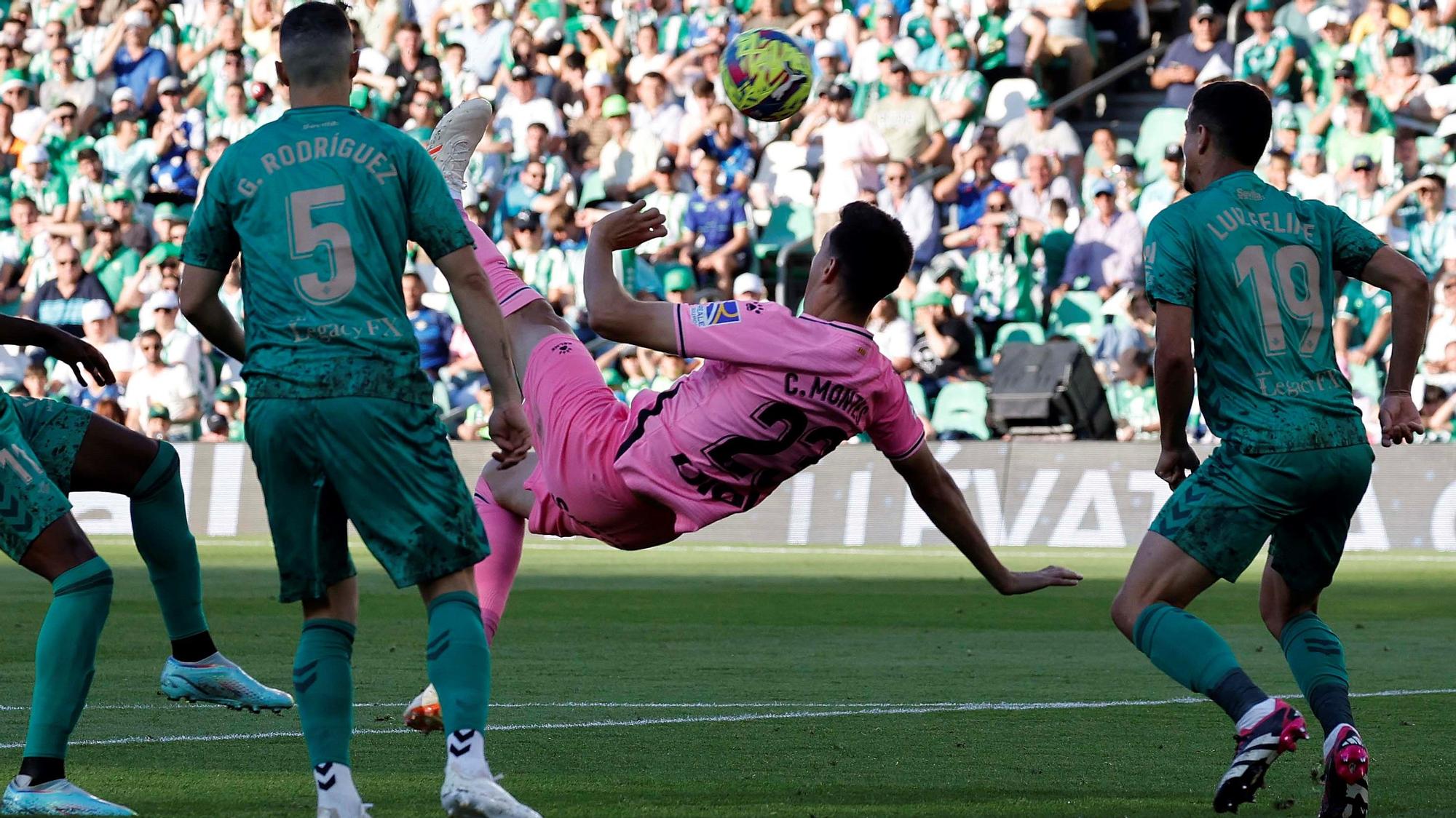 César Montes conecta la chilena que supuso el gol del Espanyol.