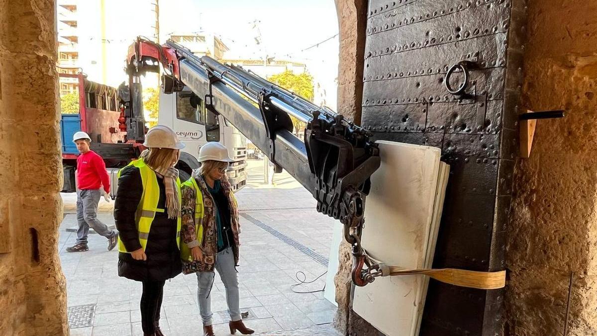 La alcaldesa observa hoy los trabajos de retirada de una de las puertas del castillo de Santa Pola