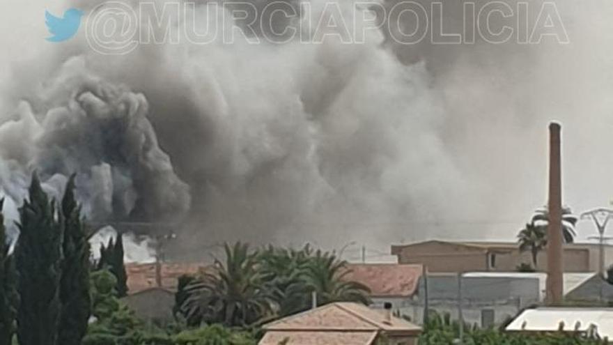 Una treintena de bomberos sofoca el incendio originado en una tienda de motos