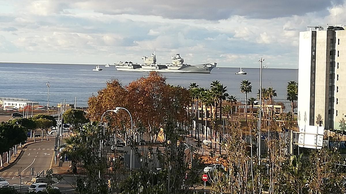 Der britische Flugzeugträger "HMS Queen Elizabeth" in der Bucht und im Hafen von Palma.