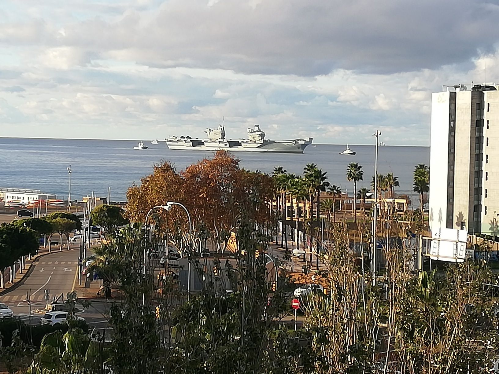 Der britische Flugzeugträger "HMS Queen Elizabeth" in der Bucht und im Hafen von Palma.