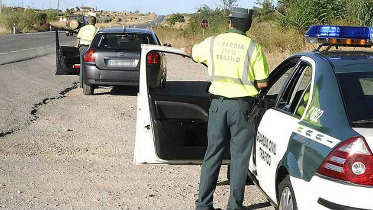 Un guardia civil prepara un control de velocidad en una carretera extremeña.