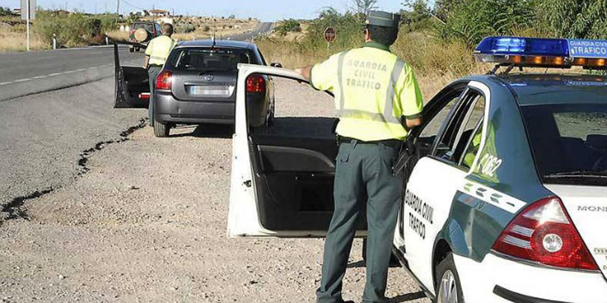 Un guardia civil prepara un control de velocidad en una carretera extremeña.