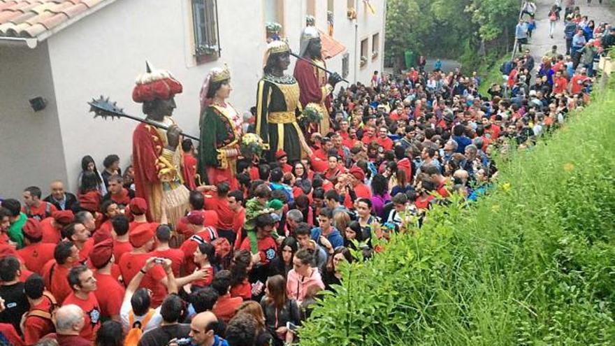 Gegants a Sant Marc en la pujada a Queralt de diumenge passat