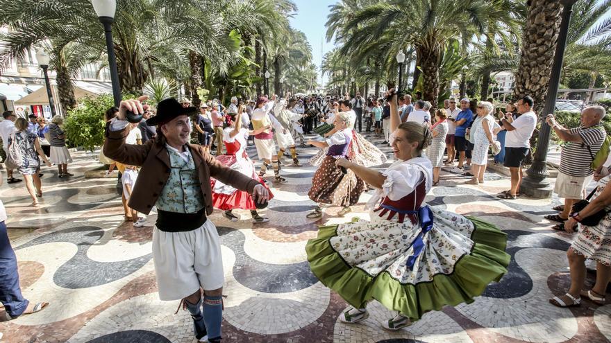 Música y folclore alicantino en la plaza del Ayuntamiento por el 9 d´Octubre