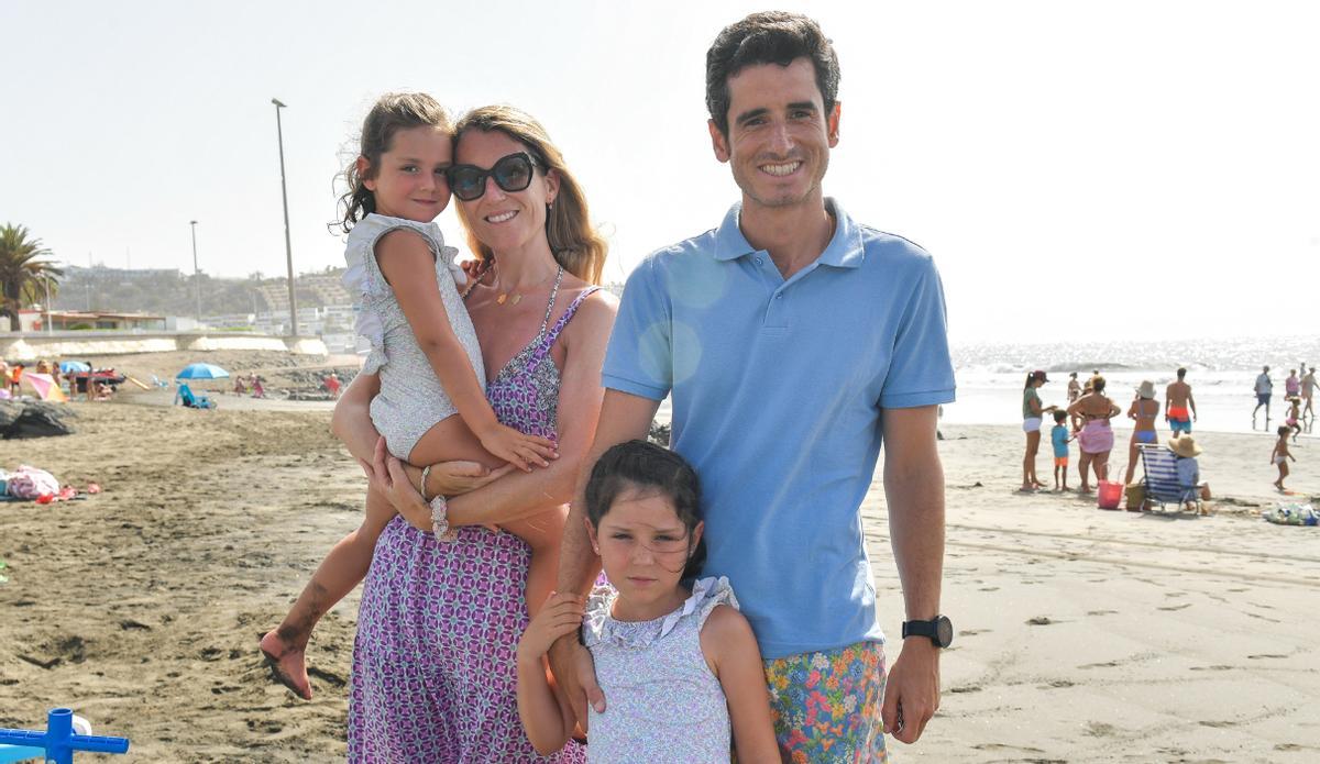 Teresa, Jaime y sus niñas, Manuela y Gabriela, vienen de Bilbao cada año a veranear en San Agustín.