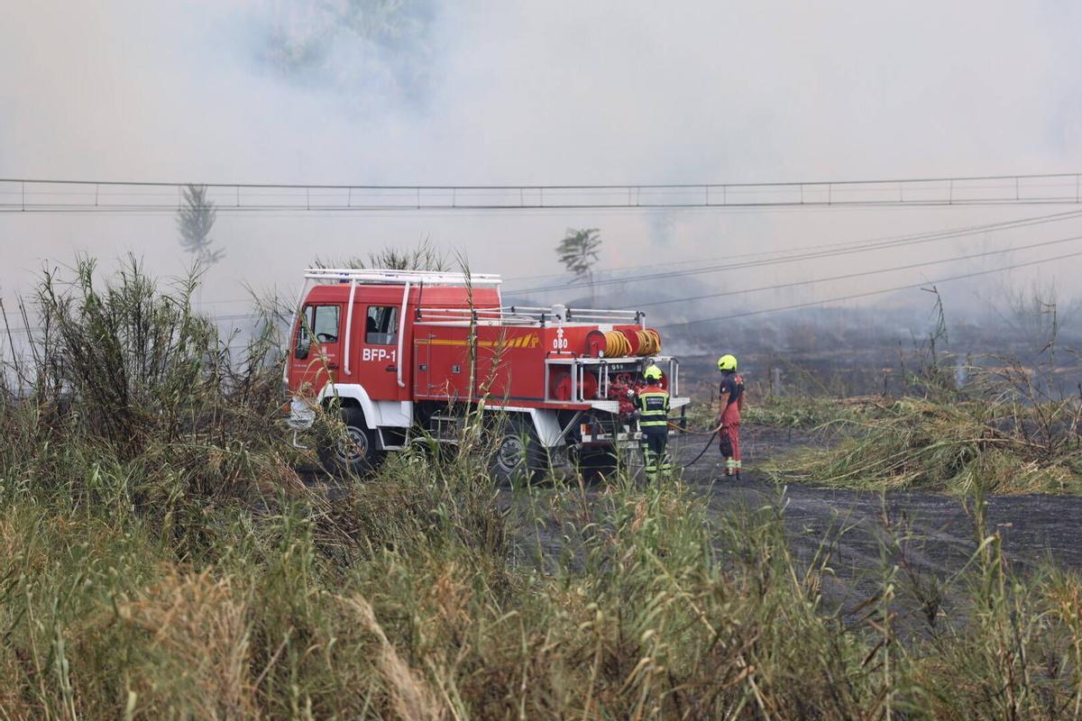 Gran incendio en la carretera del Aeropuerto