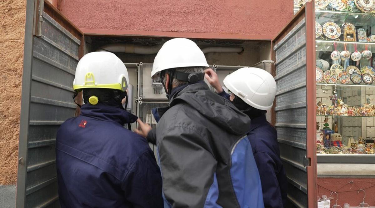 Personal participante en la inspección en torno al Park Güell comprueba un cuadro eléctrico, en Barcelona.
