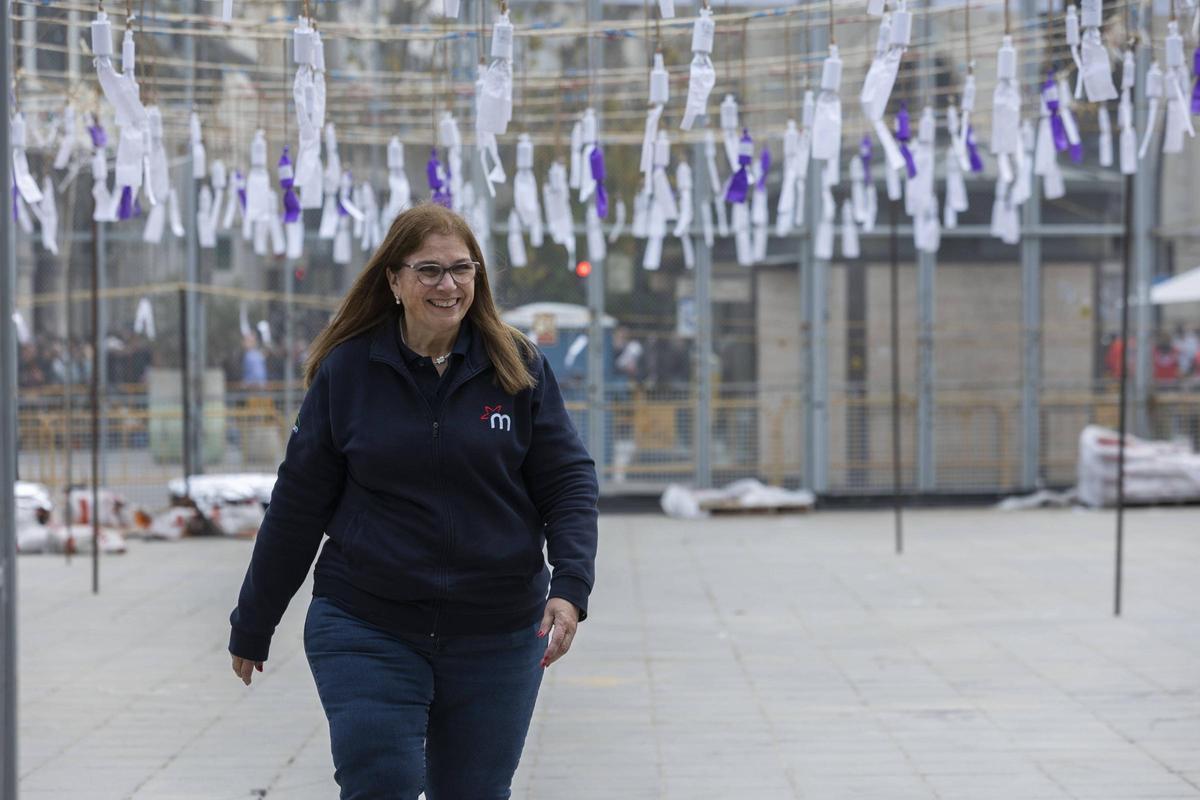 Reyes Martí dispara la mascletà del 8M, como ya hizo el año pasado de cuando es esta imagen.