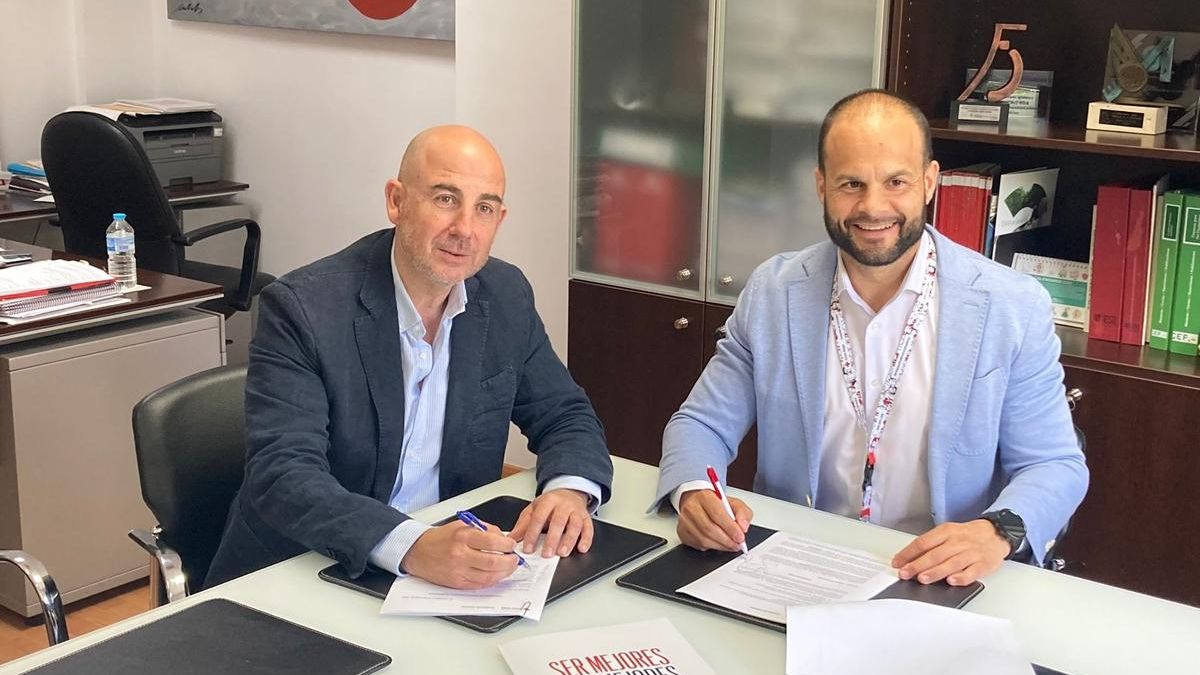 Javier Amián, audiólogo y director de Clínicas Efeta, junto a Luis Luengo, gerente de Cruz Roja.