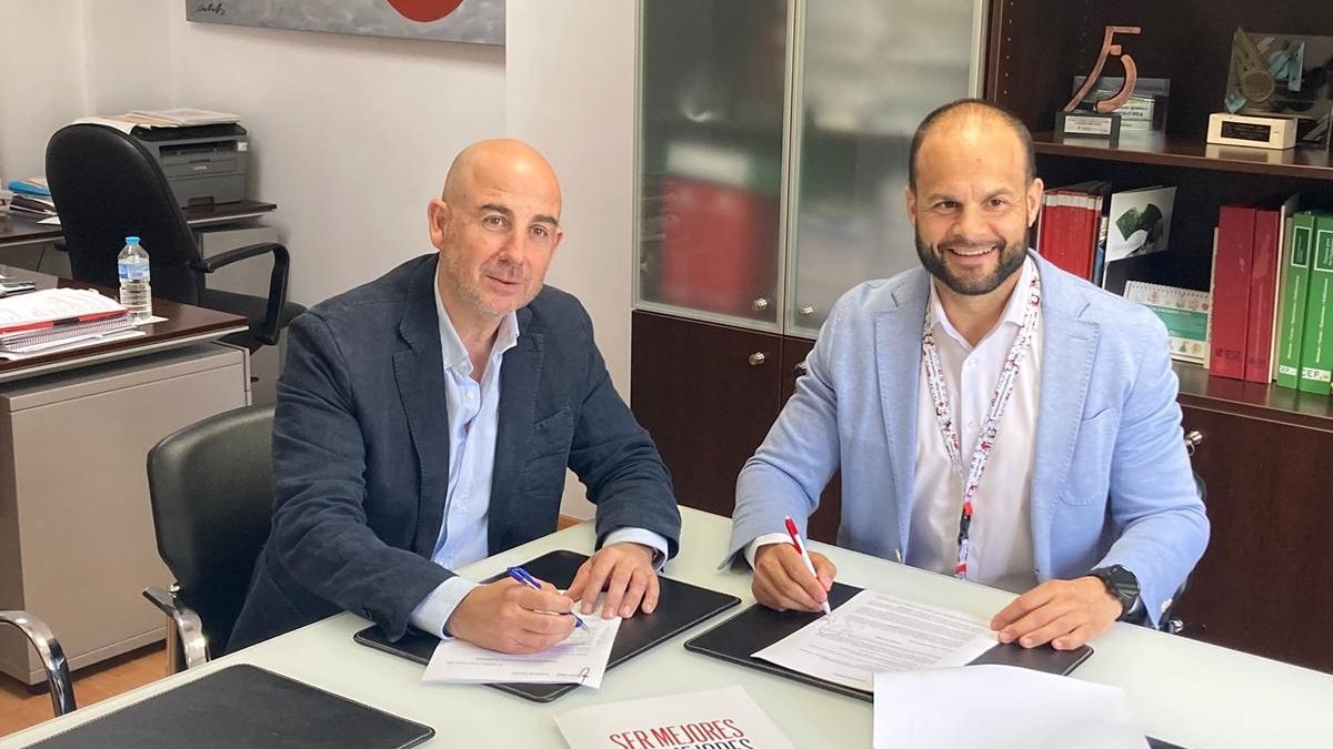 Javier Amián, audiólogo y director de Clínicas Efeta, junto a Luis Luengo, gerente de Cruz Roja.