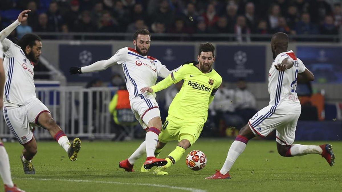 Messi, rodeado de jugadores del Olympique de Lyon