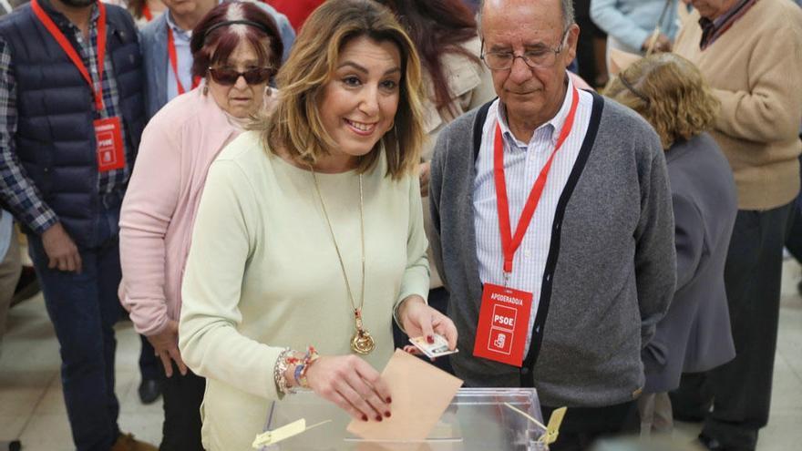 Susana Díaz, votando en el barrio de Triana.