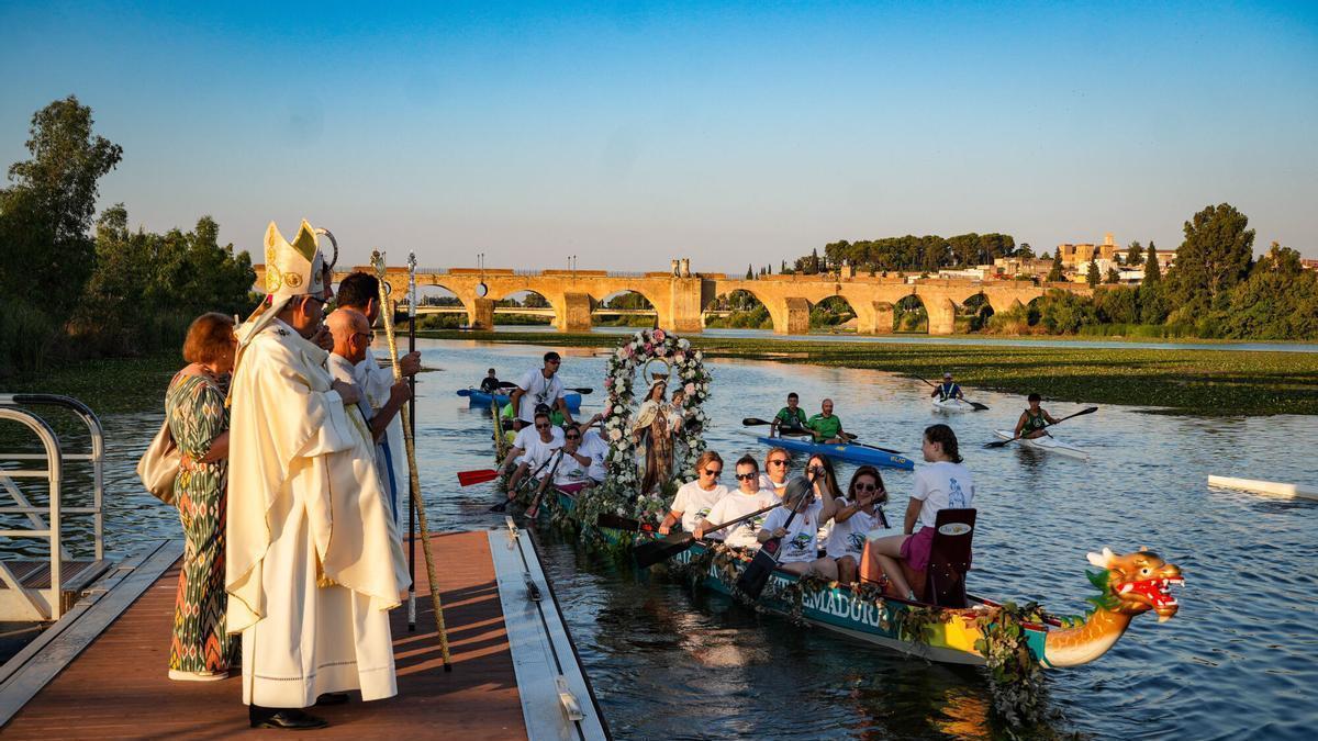 La Virgen del Carmen durante el paseo en barca por el Guadiana, en una imagen de archivo.