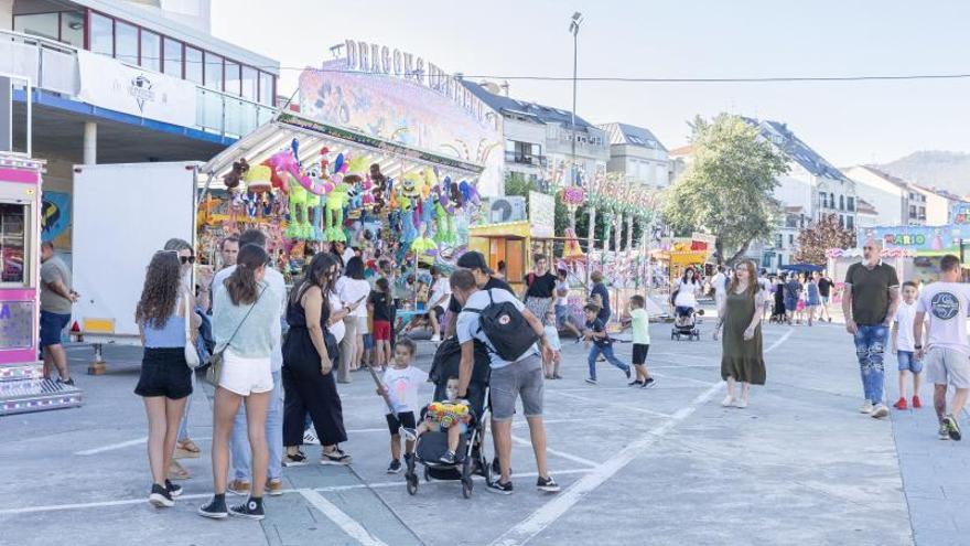 Familias, ayer por la tarde, disfrutando tras la apertura de las atracciones en Moaña.   | JAVIER TENIENTE