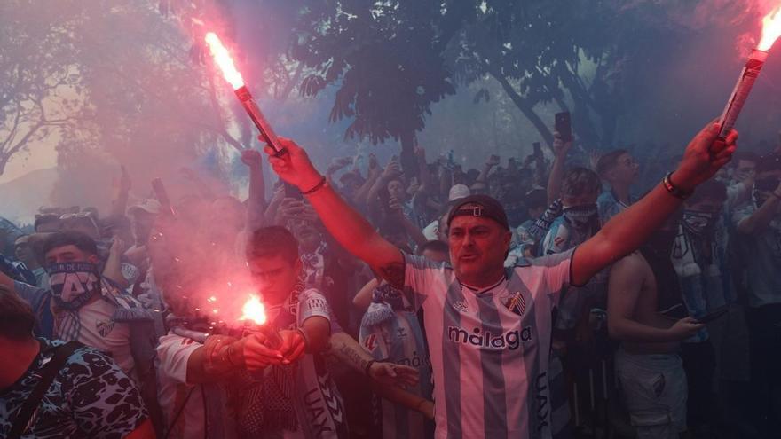 Así ha recibido la afición del Málaga CF al equipo a su llegada a La Rosaleda, antes del decisivo partido contra el Racing
