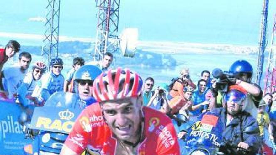 Juanjo Cobo, defendiendo su maillot de líder en una etapa de montaña.