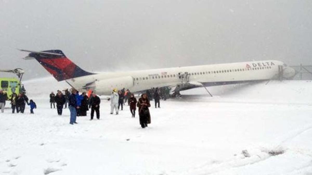 El McDonell Douglas de Delta, sobre la pista de aterrizaje del aeropuerto de LaGuardia.