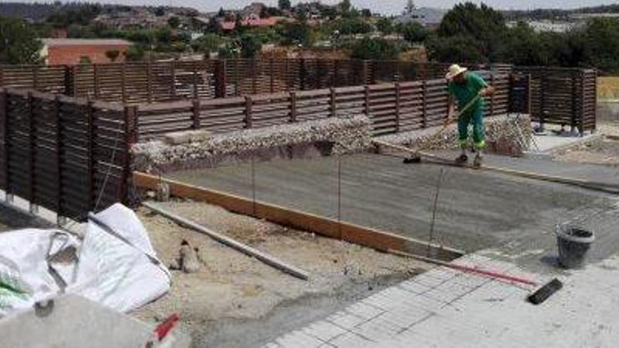 Operaris treballant ahir en la posada a punt de l&#039;àrea d&#039;emergència