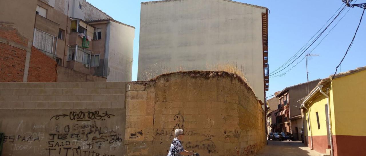 Uno de los solares vallados y enclavados en el casco urbano de Toro. | M. J. C.