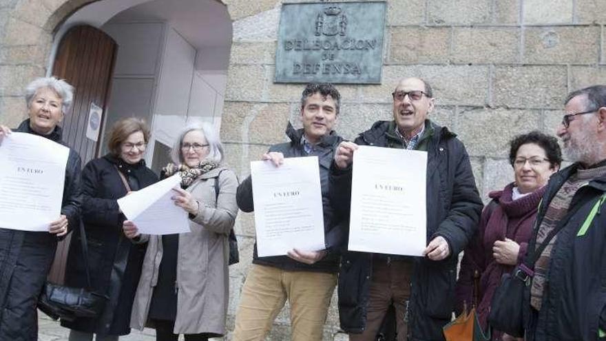 Miembros de la plataforma de A Maestranza, ayer, en Defensa.