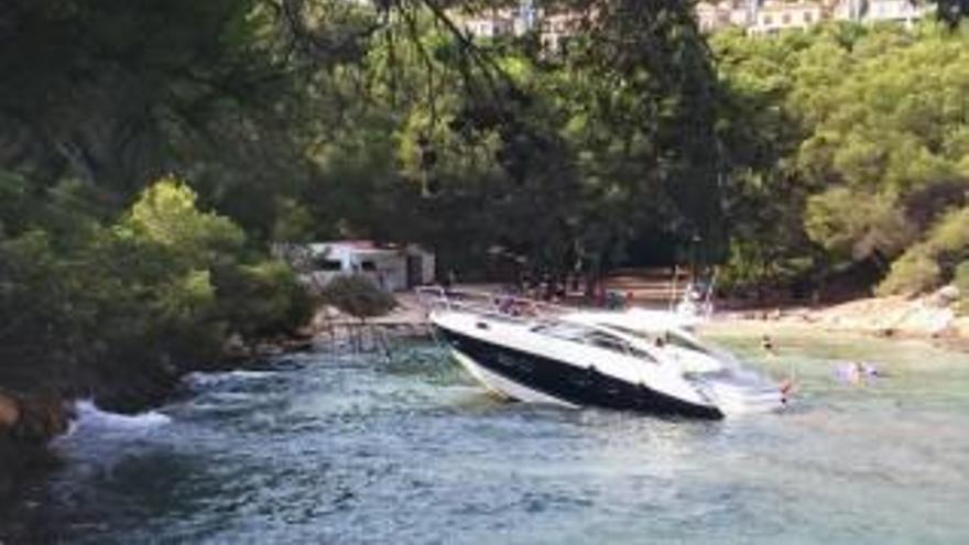 Sinkende Yacht an der Playa del Mago gesichert