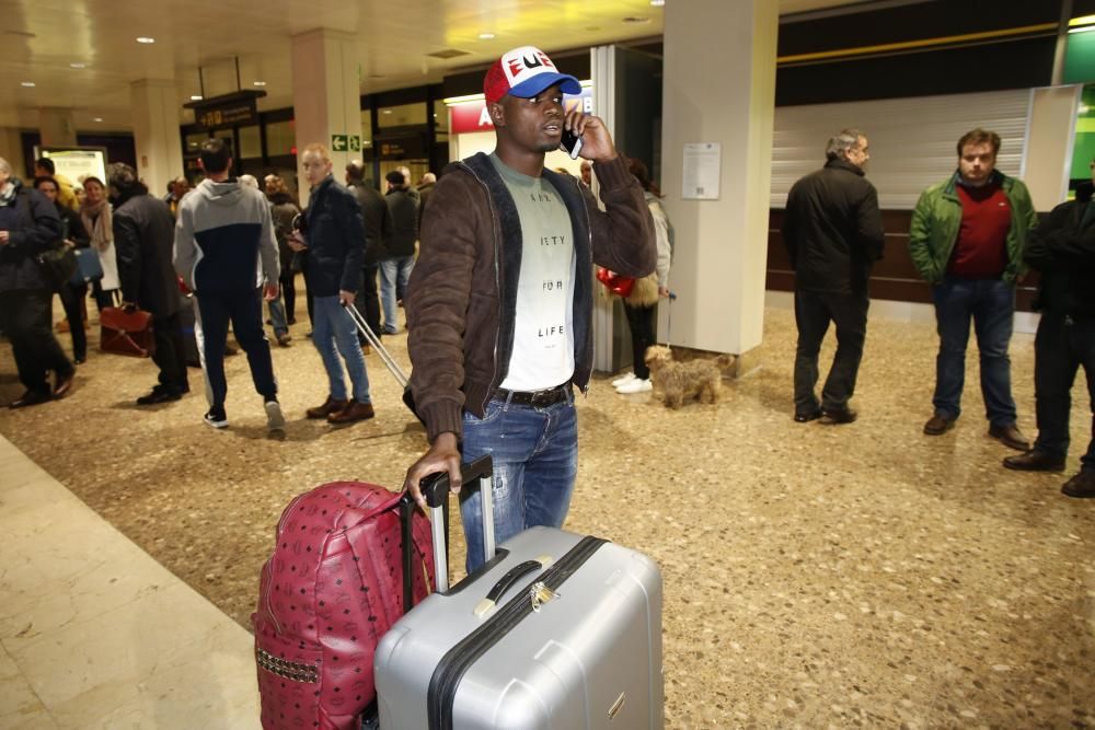 Elderson, el nuevo jugador del Sporting, ya está en Asturias