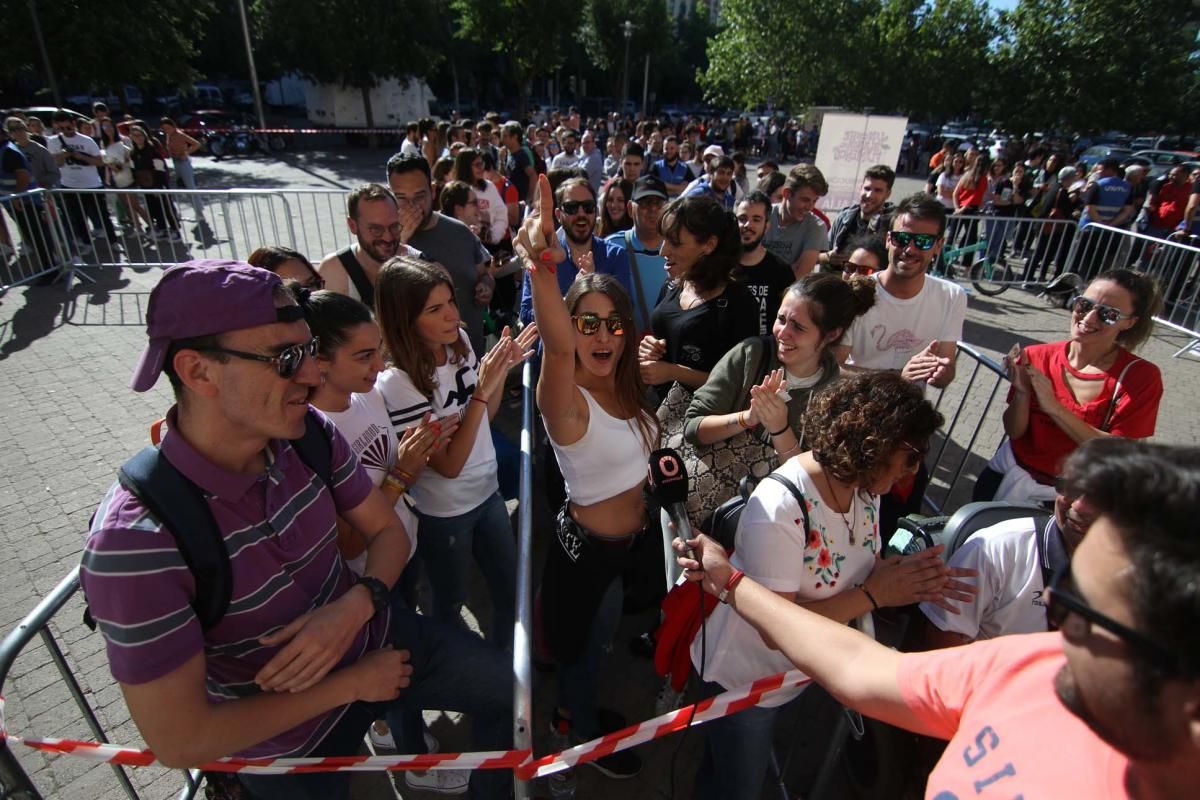 Largas colas para retirar las invitaciones del concierto de Rosalía