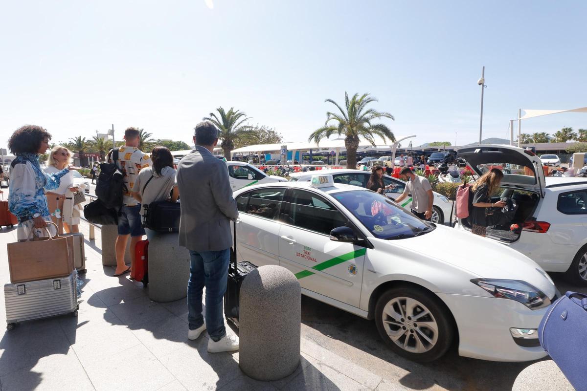 Un taxi estacional en la parada del aeropuerto en una imagen de archivo.