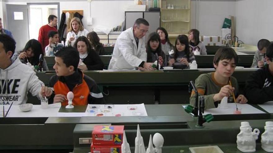 Un profesor imparte clase de Química en un instituto de Castelló.