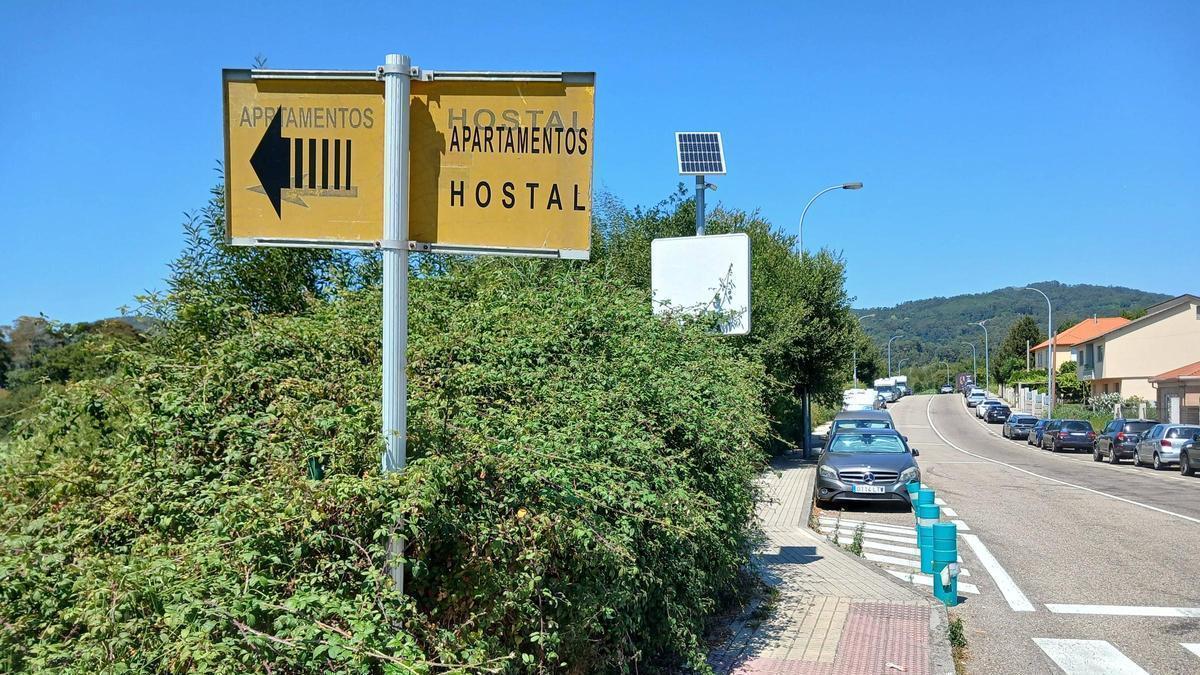 Maleza en las aceras del vial que une las rotondas del Gordo y de A Rúa, en Cangas.