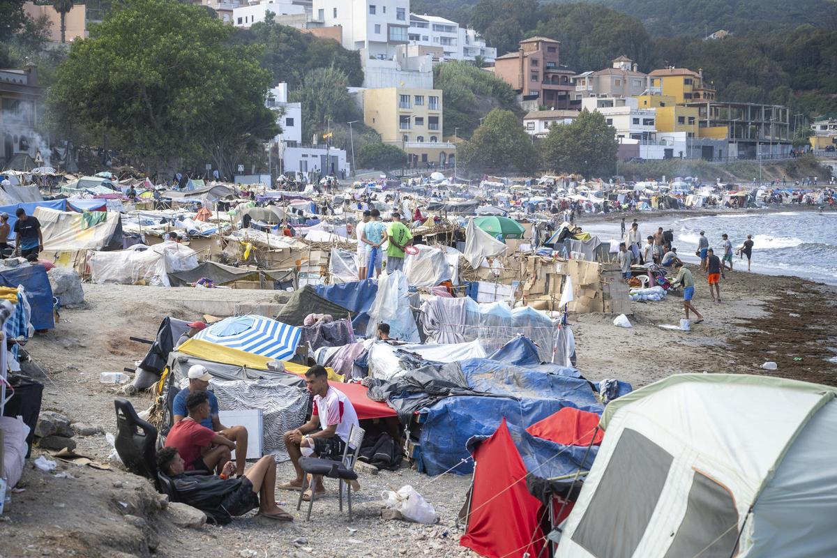 Asentamiento de migrantes en la playa El Trampolín, a 14 de septiembre de 2026, en Ceuta (España).