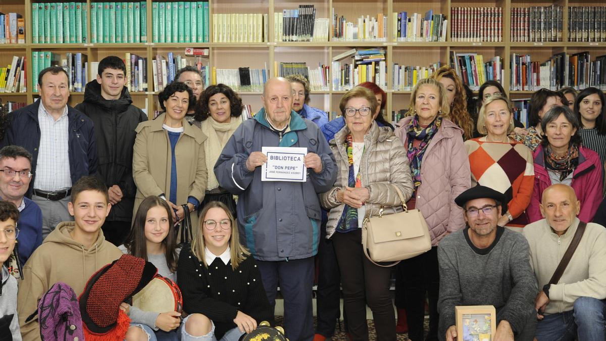 José Fernández Asorey, cos seis familiares, con docentes e estudantes do centro, tras recibir a placa que levará a biblioteca.