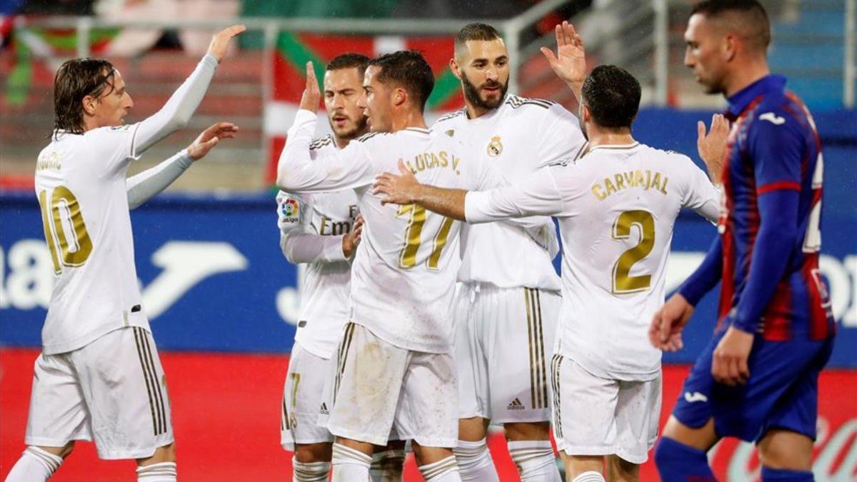 El Madrid celebra el segundo gol de Benzema bajo la intensa lluvia de Ipurúa