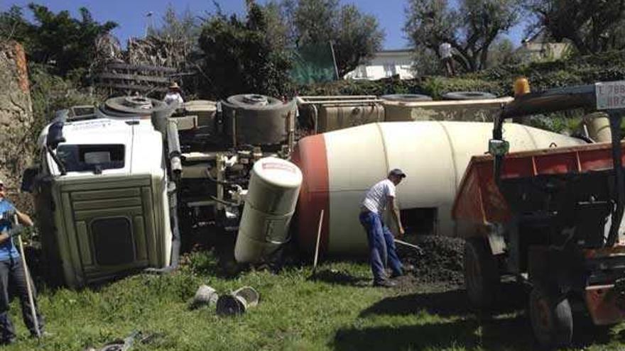 Estado en el que quedó el camión tras caer anteayer por un bancal de Fermoselle al ceder el suelo del camino.