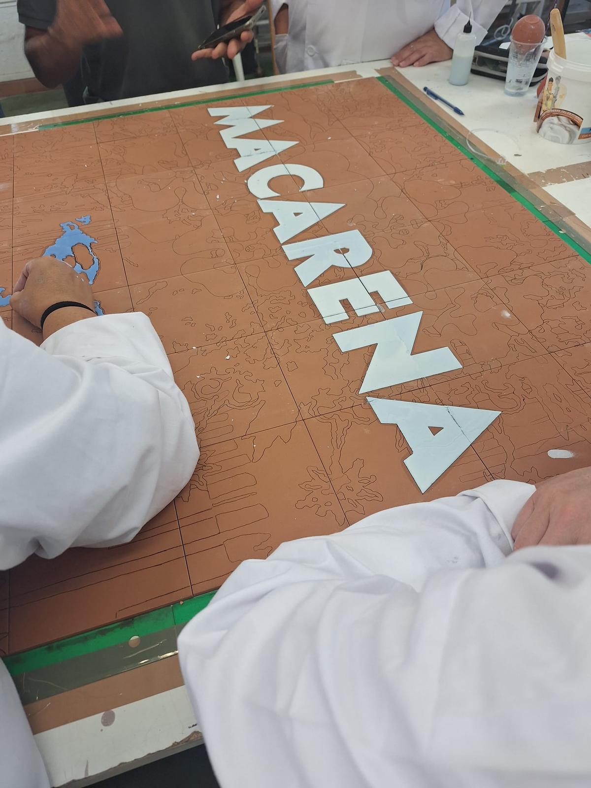 Las imágenes del nuevo retablo cerámico de la Macarena basado en la obra de Manolo Cuervo Las imágenes del nuevo retablo cerámico de la Macarena basado en la obra de Manolo Cuervo