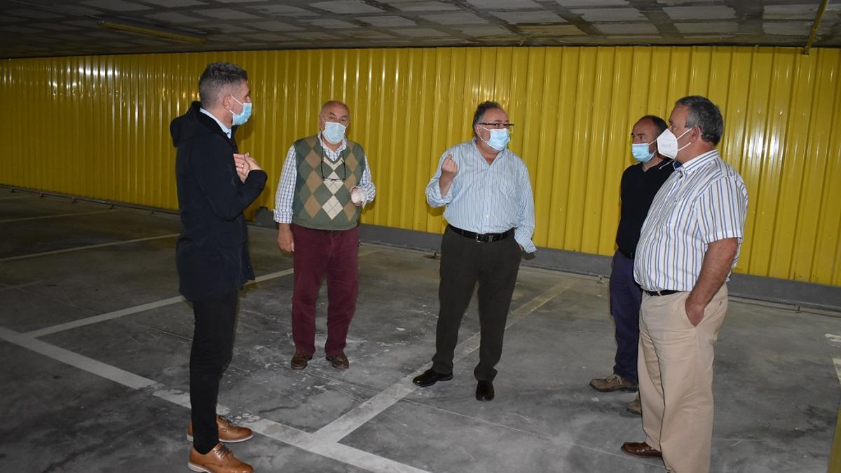 El edil de Obras, Prudencia J. Ruiz, y el alcalde, Joaquín Villanova visitan el parking tras las mejoras.