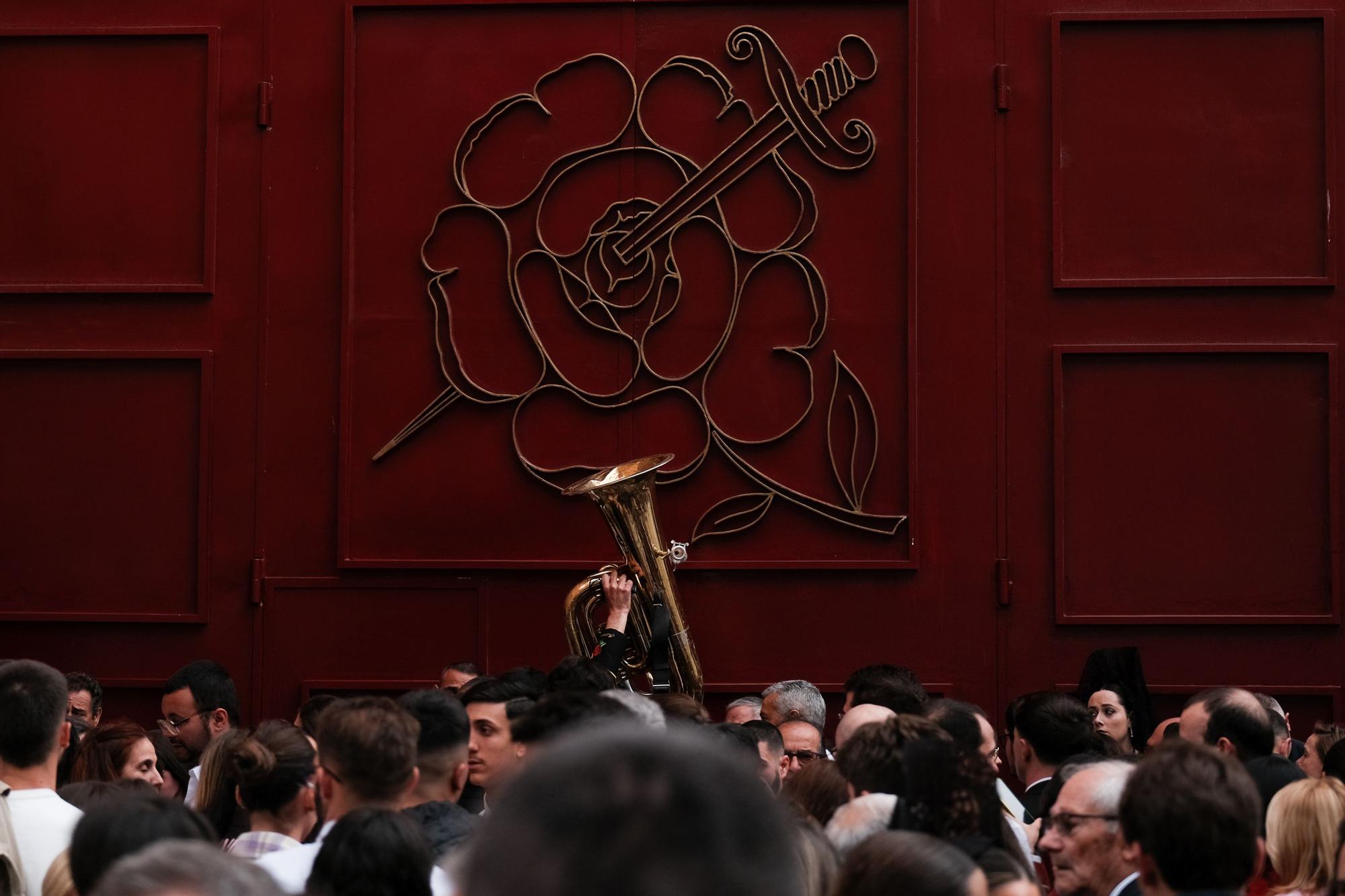 Tristeza en la casa hermandad de Zamarrilla, tras anunciarse la suspensión de la salida procesional del Jueves Santo.