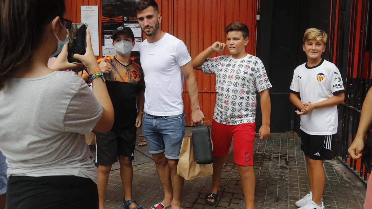 Gayà, con los aficionados a la salida del entrenamiento previo en Mestalla