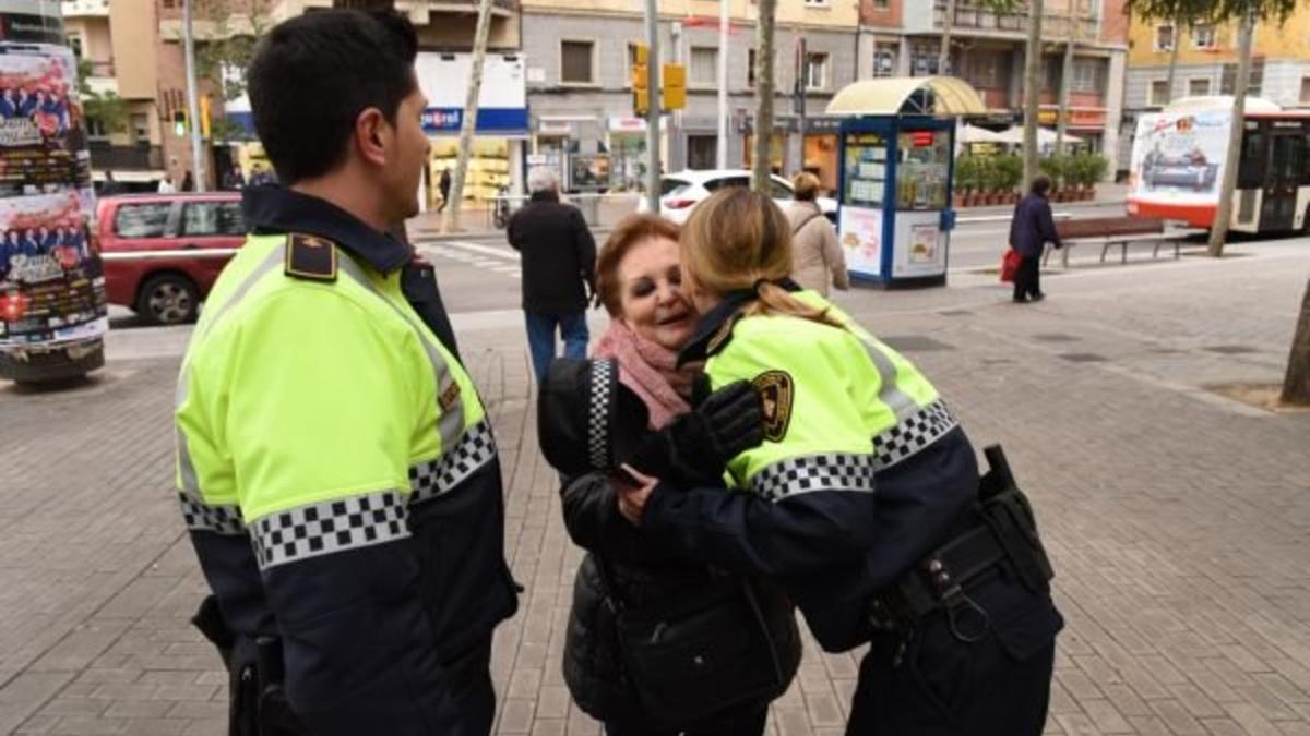 Imagen que acompaña al tuit de la Guàrdia Urbana de Barcelona felicitando el Día de la Madre