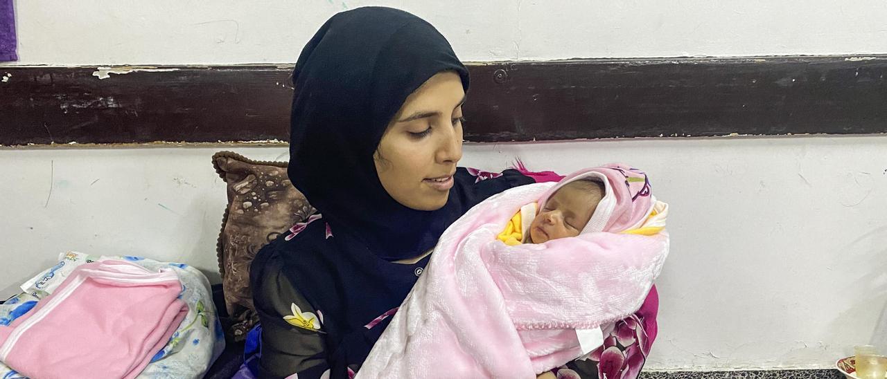 Dos madres mueren en Gaza cada hora por la guerra, denuncia ONU Mujeres.