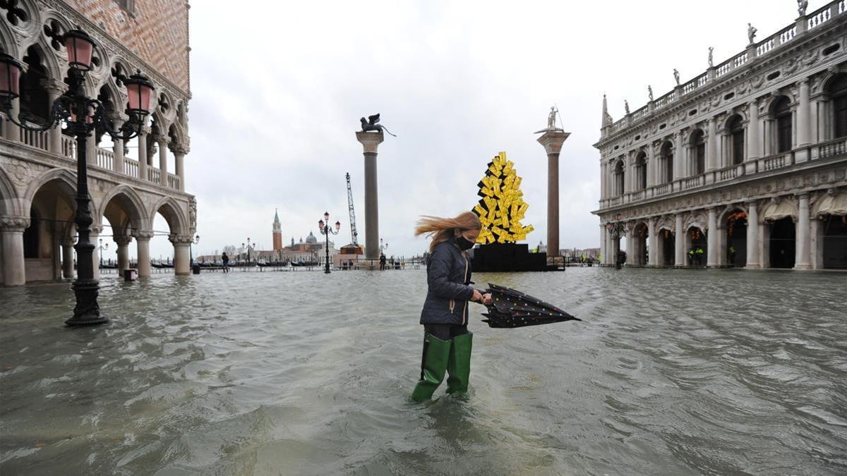 Venice (Italy)  08 12 2020 - A woman wades through high water in Venice  Italy  08 December 2020  A high water or Acqua alta phenomenon takes place in the winter in Venice  (Italia  Niza  Venecia) EFE EPA ANDREA MEROLA