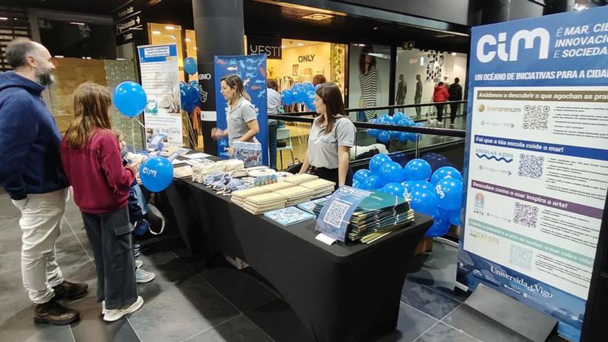 Una de las mesas instaladas ayer en A Laxe.