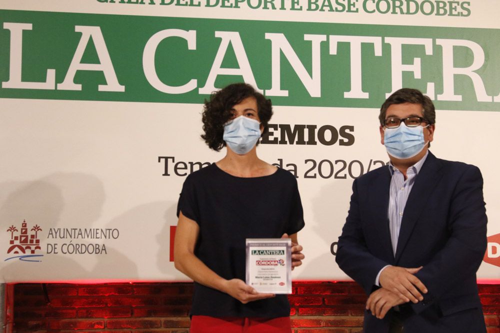 Carmen María Jiménez recibe el premio de manos de Jacinto Mañas