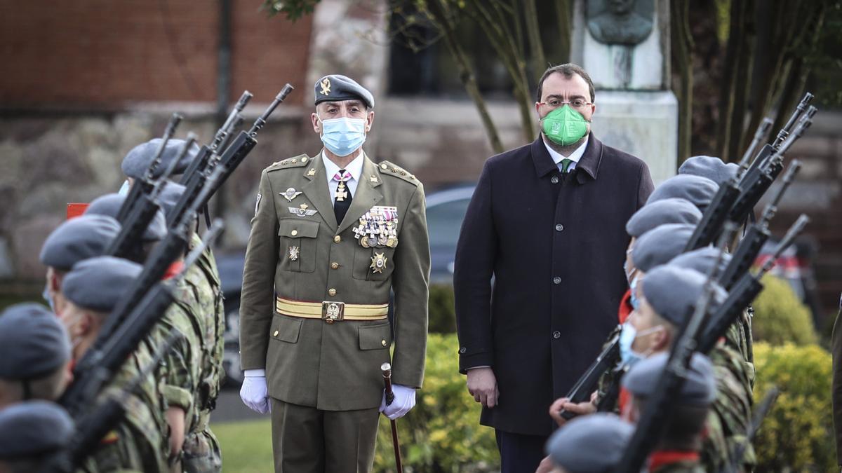 Adrián Barbón  en los actos conmemorativos de la festividad de la Inmaculada Concepción, patrona del Arma de Infantería, en Cabo Noval